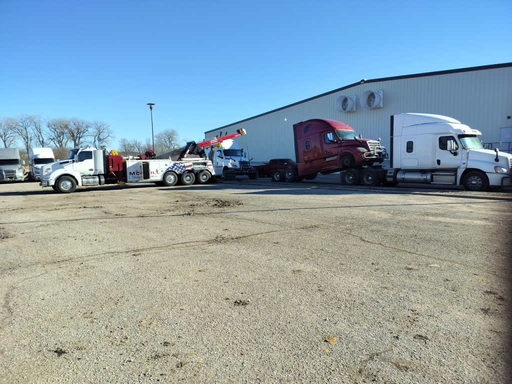 MCR Towing: semi truck yard lift